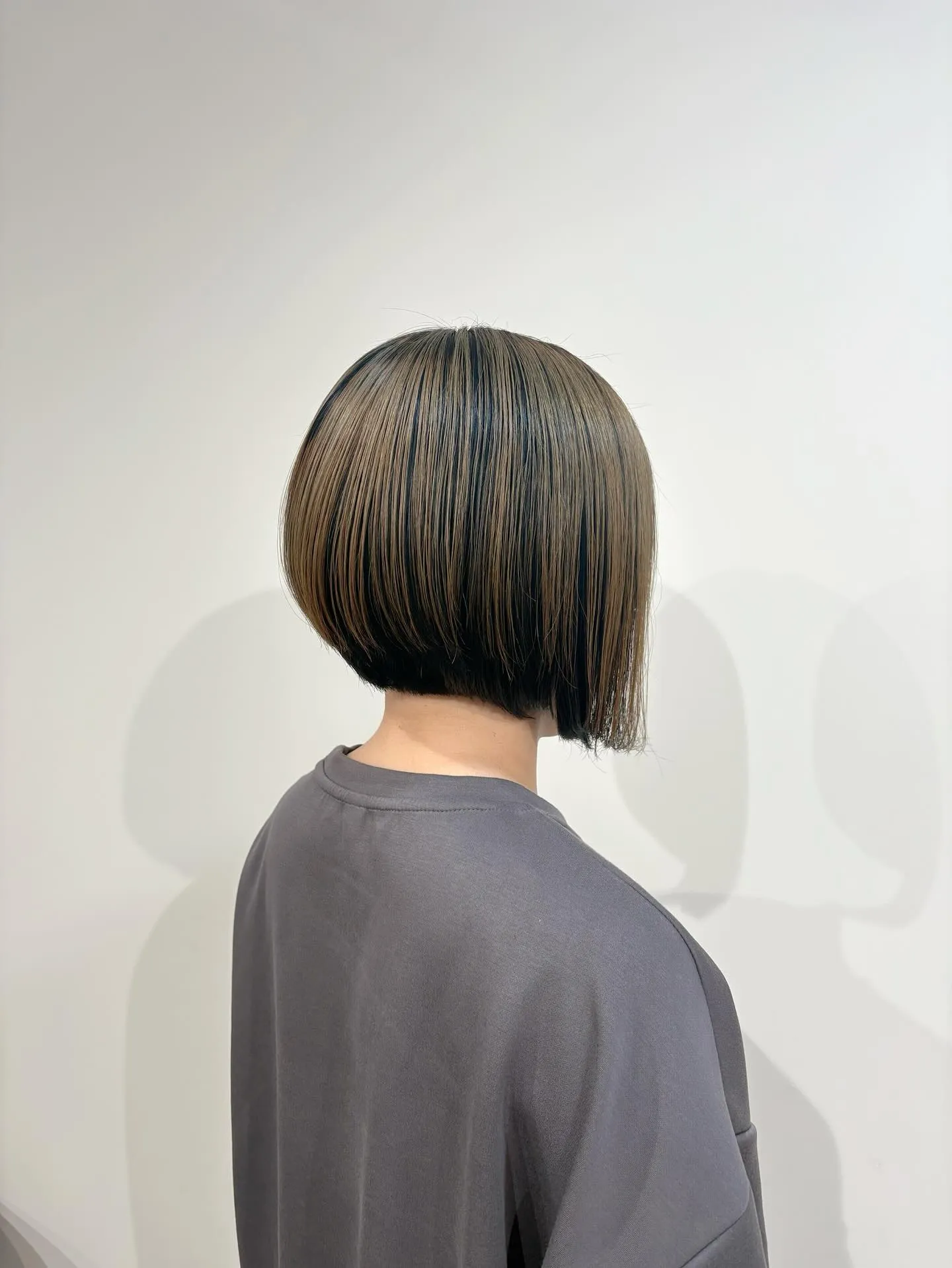 前下がりボブにアンブレラカラーをプラスして、秋らしい人気カラ...