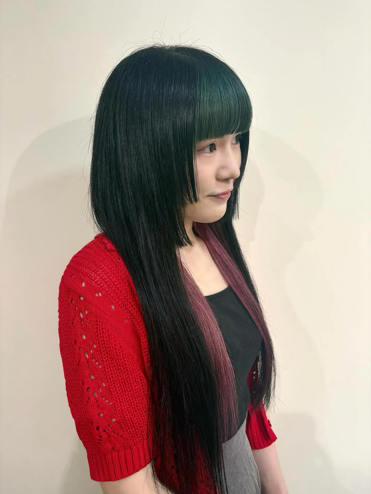 顔まわり2段の姫カットデザインに、ブルーブラックをベースにグ...