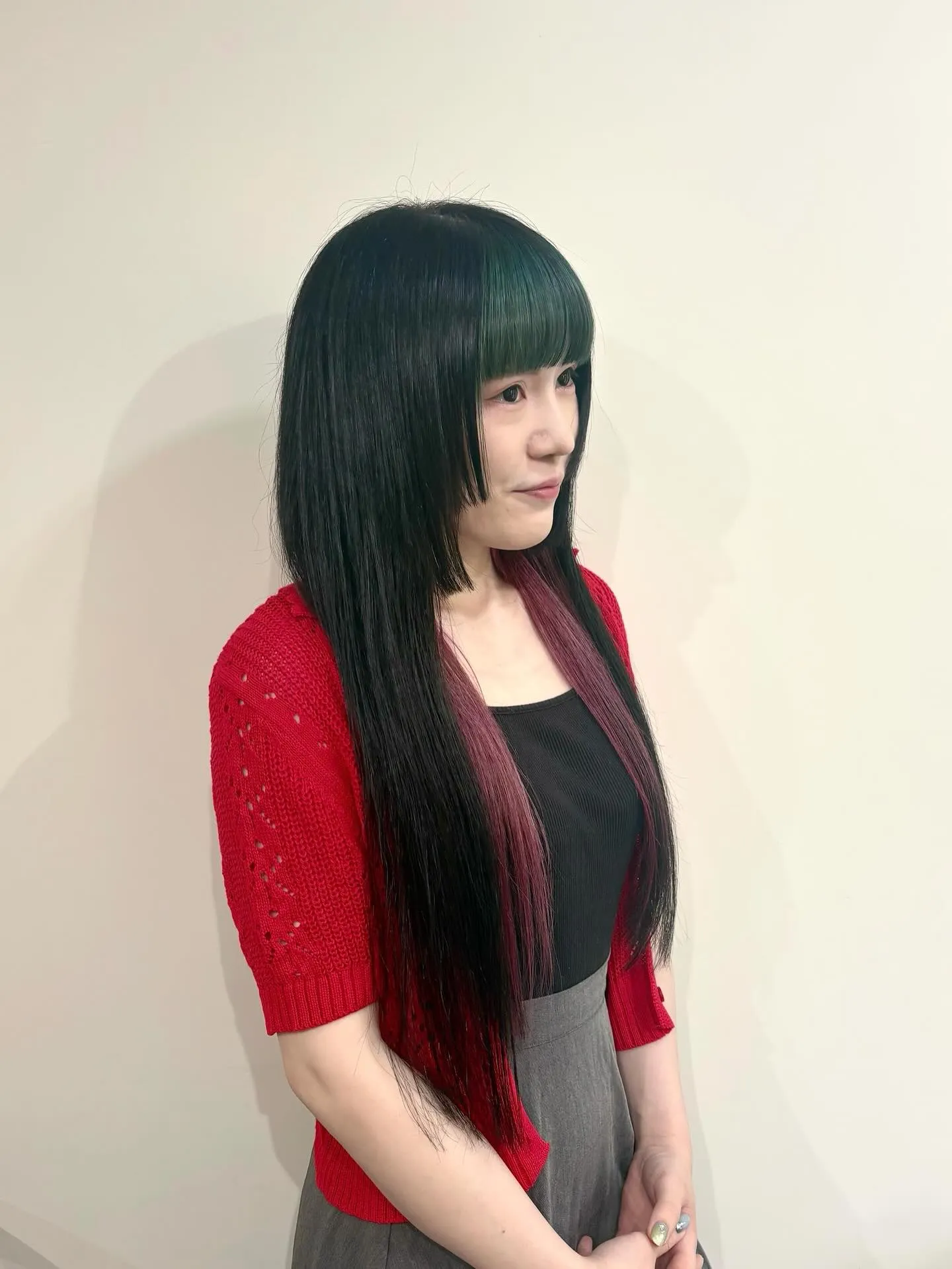 顔まわり2段の姫カットデザインに、ブルーブラックをベースにグ...